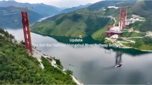 The first layer of concrete for the first arch abutment of the Gui-Bai Railway Hongshui River Railway Bridge has been poured.